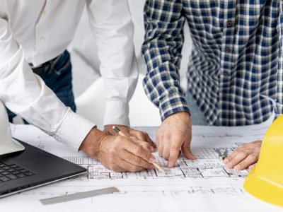 architecte-montrant-le-projet-au-client