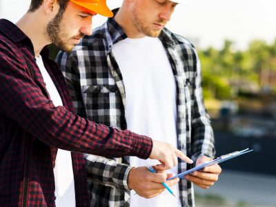 gros-plan-ingenieur-architecte-regarder-presse-papiers